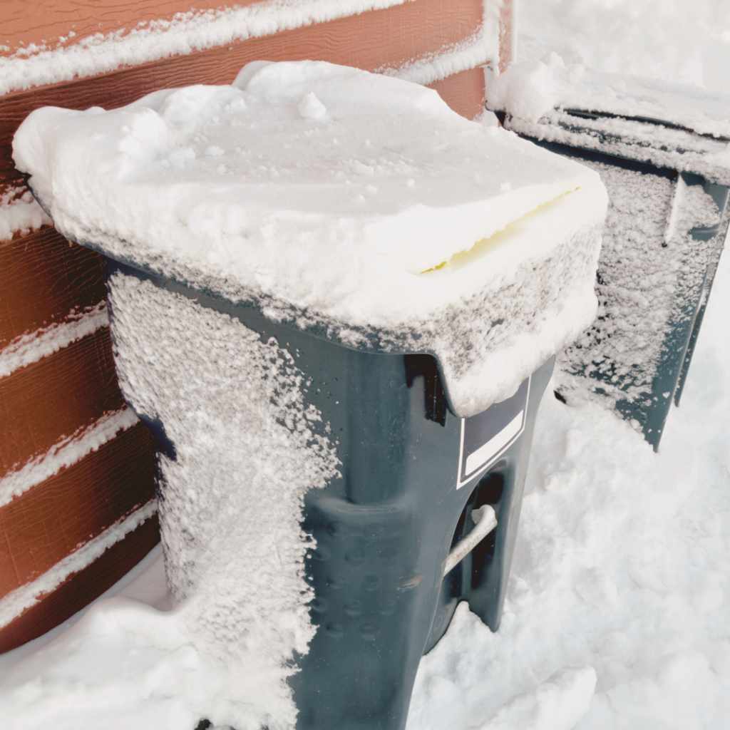 3 praktiski padomi, lai ziemā atkritumi nepiesalst pie konteinera