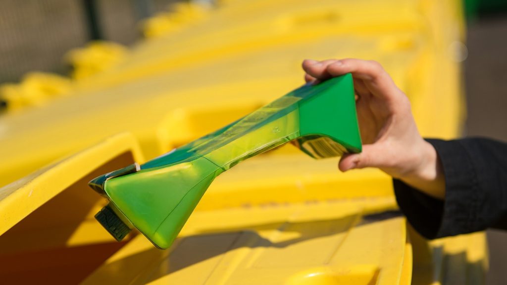 Korķīti noņemt vai atstāt? Trīs vienkārši soļi dzērienu paku efektīvai šķirošanai