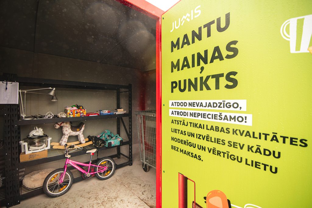 Ceļā uz zaļāku rītdienu Siguldā atklāts mantu maiņas skapis