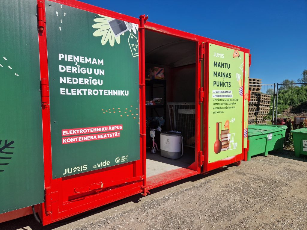 No somiņām līdz robotiem: Siguldas mantu maiņas skapī pirmajā mēnesī novietotas ap 250 lietu