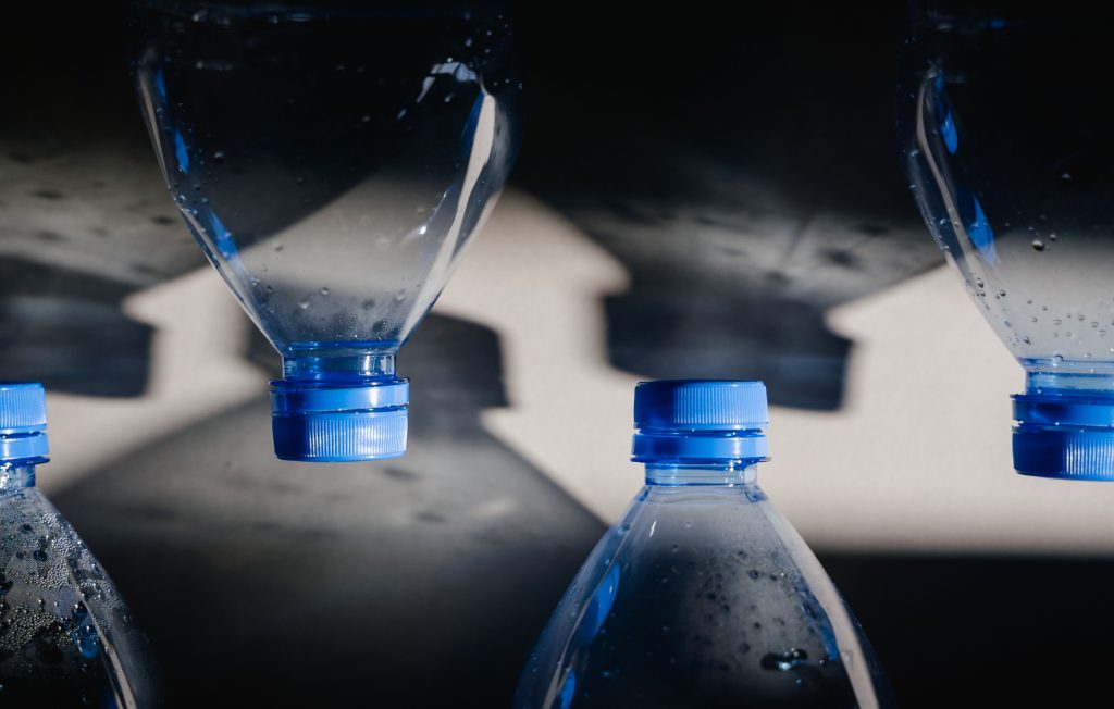 Plastmasas pudele var pārdzīvot tevi: atgādina, kāpēc šķirošanai ir nozīme